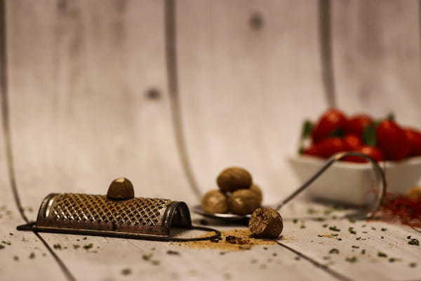 肉料理に使われるスパイスの「ナツメグ」はどんな意味で用いるの?手元にない時に代用品になる香辛料などはある?