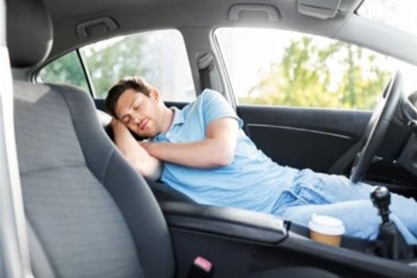 「寝ればいけるっしょ」は大間違い!?飲み会の後は仮眠を挟んでも“飲酒運転”になってしまう理由に驚愕