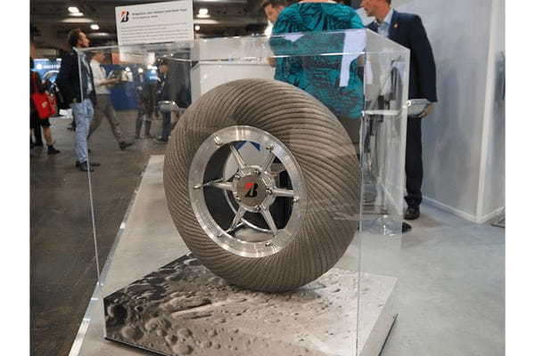 金属製・空気なしのタイヤを開発中!?有人月面探査車開発にブリヂストンが参画【宇宙ビジネスニュース】