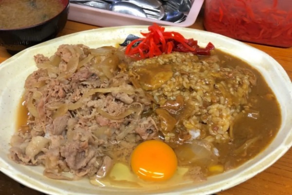 「カレーの具は何が好き？」ハンバーグ、メンチ、シュウマイ。“意外コラボ”が美味い店【都内7選】