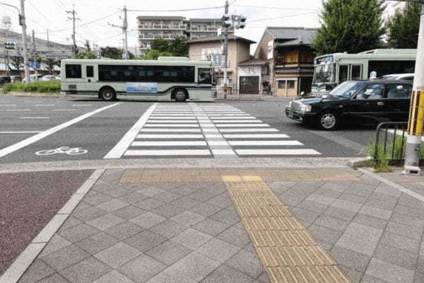 「目が見えない人が安全に横断歩道を渡るために」あなたが知らない“エスコートゾーン”、ドライバーがすべきサポートとは