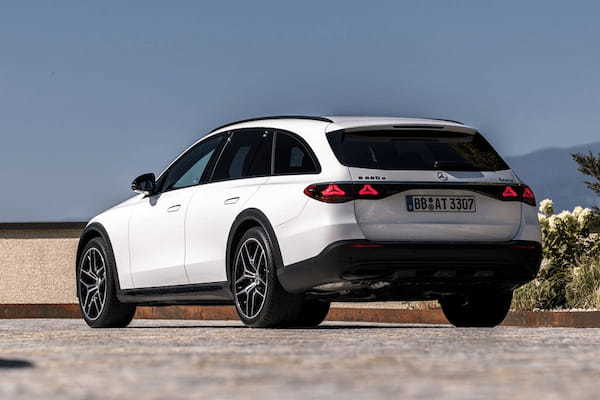 メルセデス・ベンツ E300 ExclusiveのISG搭載セダン、ワゴンと新型「E 220 d 4MATIC All-Terrain」を追加発売