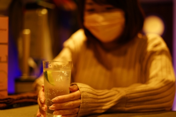 バーで「あちらのお客様からです」ってお酒を渡せば恋は生まれるのか