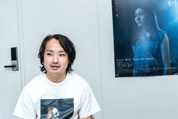 超セカイ系映画『Love Will Tear Us Apart』が描く“血と狂気”のラブストーリー! 「傘の中に知らないおばさんが…」宇賀那健一監督インタビュー