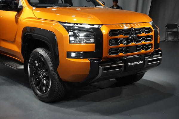 三菱 1トンピックアップトラック新型「トライトン」の国内販売スタート。冒険心を煽るゴツいデザインで登場
