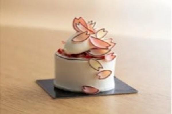 軽井沢プリンスホテル、2D(平面的)要素と3D(躍動感)要素を組み合わせたケーキ「2.5D桜ケーキ」を新発売
