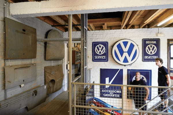 潜入! 極上の空冷VWや、ダックスやモンキーなど小さなお宝たちがズラリと並ぶ、長閑なベルギーの田舎町に佇むVWカークラブの秘蔵ガレージ。【ガレージライフ】