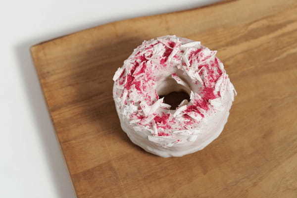 【koe donuts】牛乳石鹸「カウブランド赤箱」と初のコラボレーション！ふわふわの泡をイメージした焦がしバタードーナツが登場