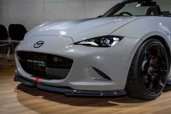マツダ、ロードスターに2.0Lエンジンを積んだソフトトップモデルのコンセプトカーを披露
