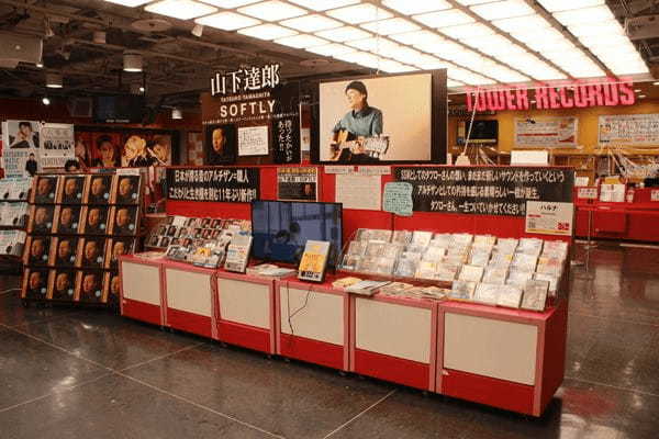 <最新アルバム「SOFTLY」発売記念>タワレコ渋谷店に山下達郎さん訪店、直筆サイン展示中!