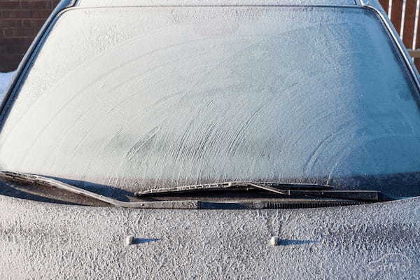 フロントガラスの霜取り、なぜ熱湯はダメなの？