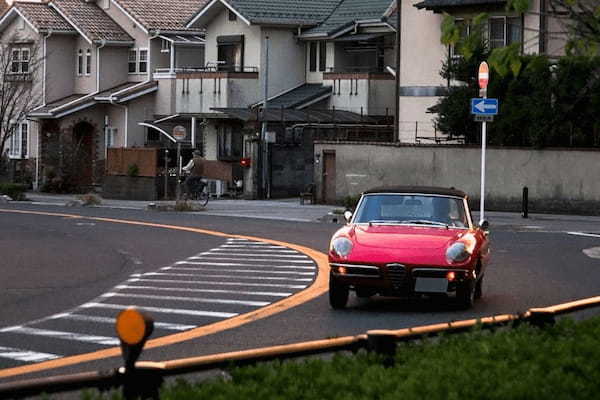 教習所で習う「ブレーキ踏むときクラッチ切らない」は正解？ベテランMT車乗りに聞いたら意外な声も