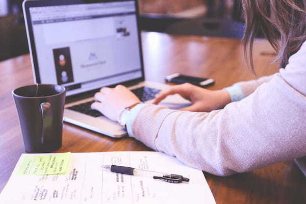 ビジネス用語「オンスケ」とはどんな意味?その対義語となるのはどんな用語?
