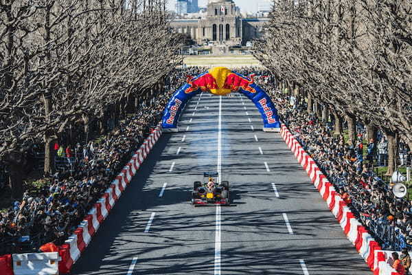 ホンダ　レッドブルのF1マシンが東京を駆け抜ける