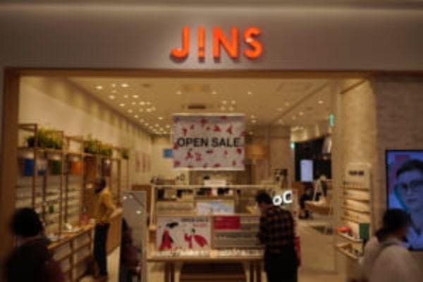 縮小マーケットで勝ち残るのはどの企業? メガネ専門店チェーンの動向を解説