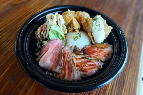 【菊池市】ウシドリのお弁当はからあげ、チキン南蛮、それにあか牛まで入ったまさに牛鶏三昧！