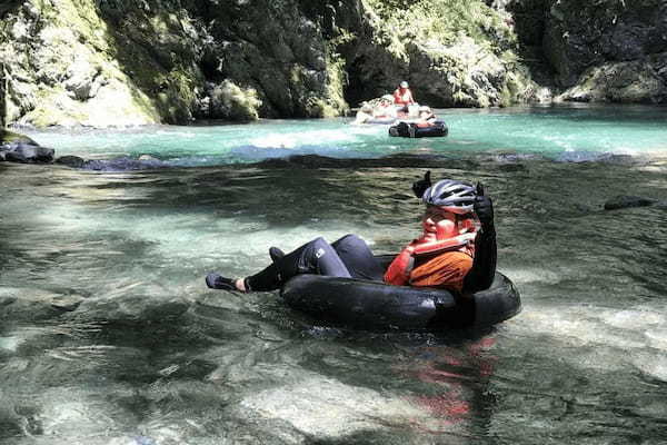 巨大なトラックチューブで清流を川下り！夏限定「渓谷どんぶらこ in 檜原村」予約受付スタート