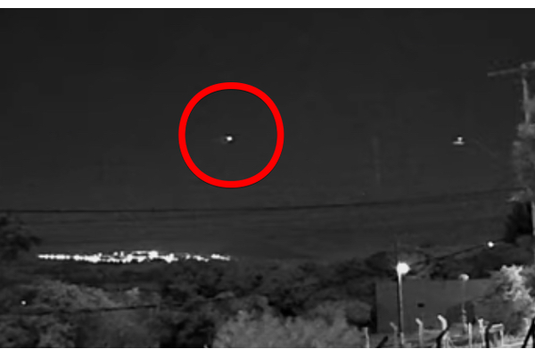 「毎週現れる」町を悩ます“おなじみのUFO”、赤外線カメラがその不可解な姿を激撮の画像1