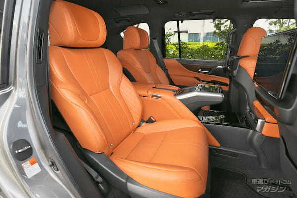 広い室内空間を贅沢に使った4人乗りのレクサス製ミニバン「LM」とSUV「LX」を比較