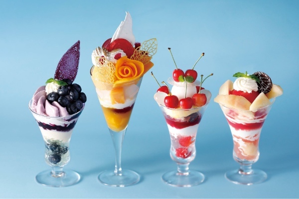 「資生堂パーラー サロン・ド・カフェ ラゾーナ川崎店」で夏のフルーツを贅沢に『真夏のパフェフェア第1弾』と季節のアシェットデセールが登場