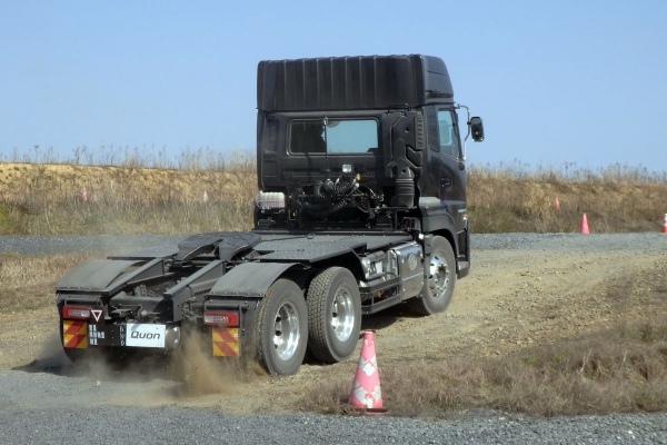 UDトラックス「クオン 6×4」お披露目、最新技術が2024年問題解決のトリガーになるか