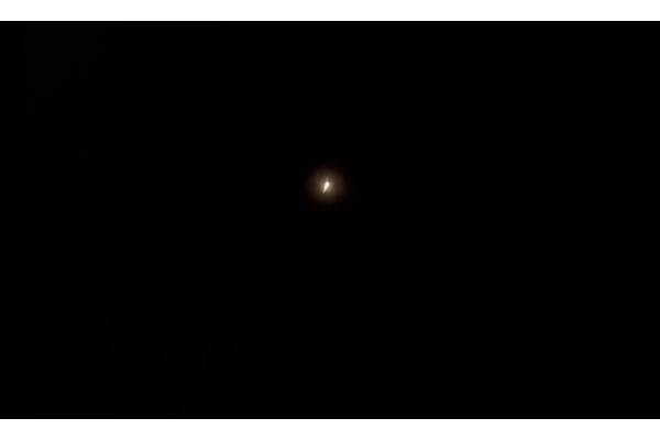 夢の国に“UFO”出現？ディズニーワールドを震撼させた「静止する光る球体」その正体とはの画像1
