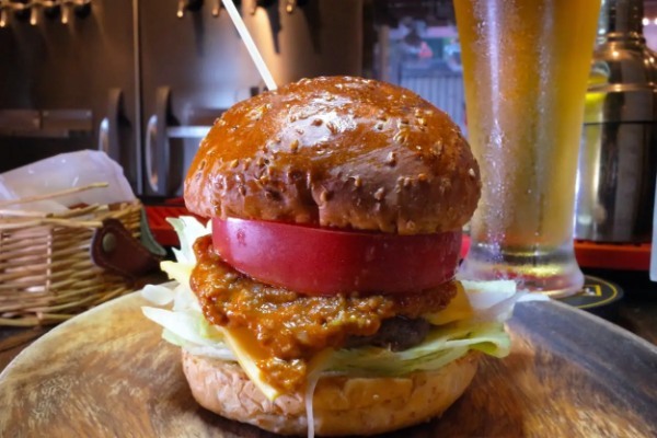 「バーガー×ビール」は黄金のウマさ!! “最強のコンビ”が味わえる都内の名店7選
