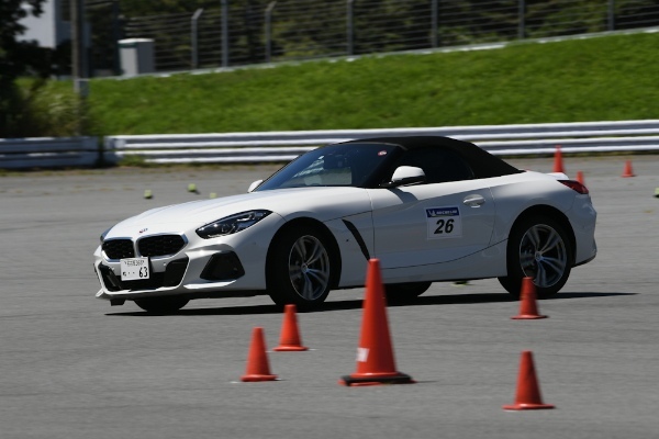 猛暑のサーキットもなんのその! 富士スピードウェイ「BMWワンメイクドライビングレッスン」は今回も大盛況