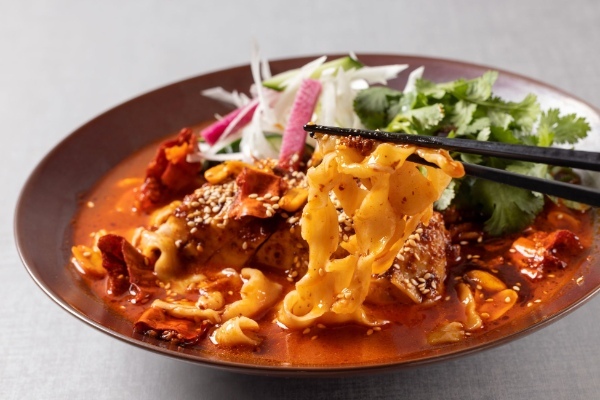 暑い夏に食欲をそそる、ホテルのスパイシー&クールメニューが登場!麻辣スープのきしめんや殻ごと食べられるロブスターなど、激辛四川料理などを提供