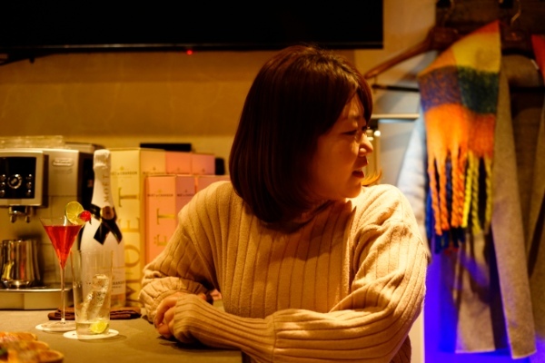 バーで「あちらのお客様からです」ってお酒を渡せば恋は生まれるのか