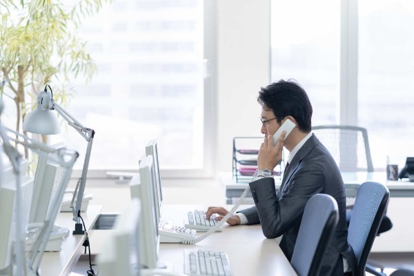 内勤営業とは?外勤営業との違いや向いている人の特徴を解説