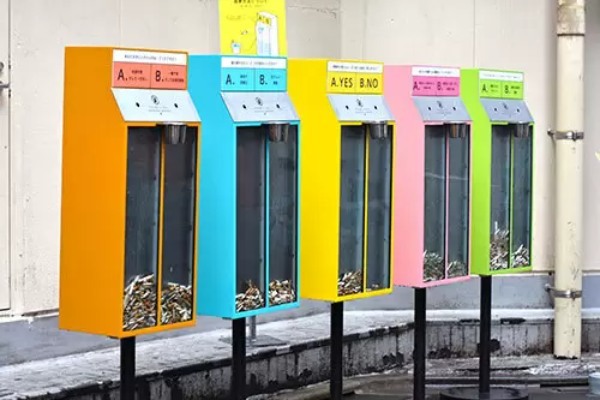 お金か愛か選択を迫る　投票型の灰皿が渋谷センター街に登場