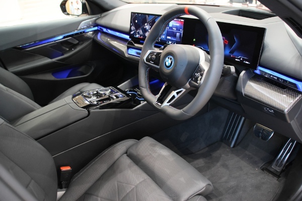 BMWの期間限定ポップアップ・エキシビションで、8世代目に進化を遂げた新型5シリーズを発表