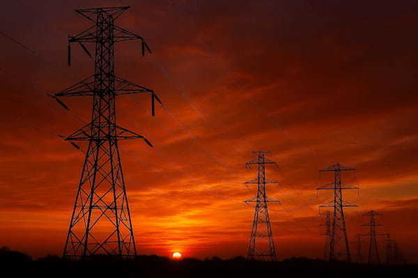 スペイン・ポルトガルの大停電、原因は謎の「大気振動」? それとも…