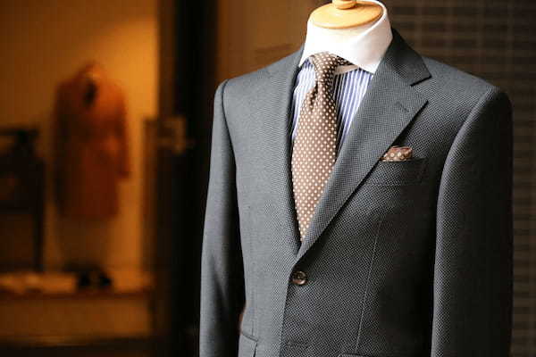 【ビジネスファッションに関する調査】職場での定番の服装といえばスーツや制服・作業着・・ではない!?近年の定番は「オフィスカジュアル」!?【2023年アンケート調査】