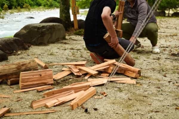 バトニング棒の自作方法ガイド。素材選びや作り方のコツ、使い方まで徹底解説！