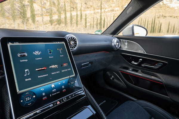 エクステリアのデザインをリフレッシュ!完全独自開発によるスポーツカーの新型「メルセデスAMG GTクーペ」が発表!