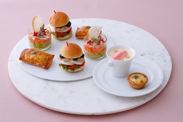 ストロベリーアフタヌーンティー with LADURÉE～マリー・アントワネットの世界～