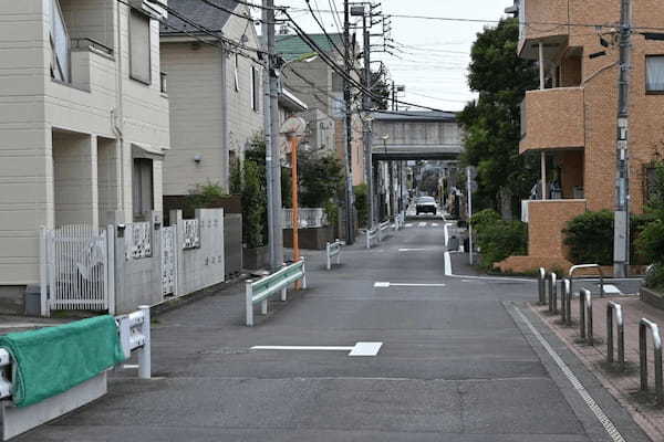 「信号標識なしの交差点、どっちが優先？」道幅やセンターラインがアテにならない時、最終手段はコレを見ろ！