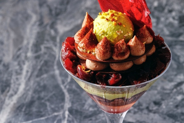 桜と苺のスフレパンケーキ＆フォレノワールパフェ