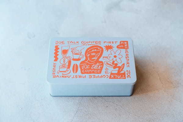 恵比寿のコーヒースタンドJOE TALK COFFEEが、オープン1周年を記念した限定商品の予約販売を開始。”マリアージュを楽しむ”がコンセプトのクッキー缶とコーヒーのセットを数量限定で発売します。