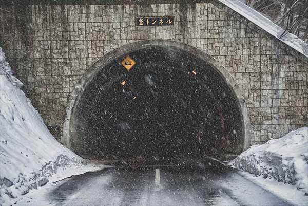 視界が悪くなるだけではなくクルマの挙動も変化する! ゲリラ豪雨などの悪天候時の運転で気を付けなければならないこととは?