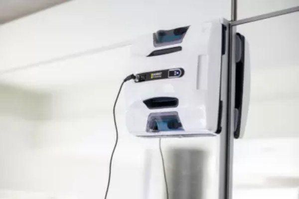 年末に間に合わなくても大丈夫、2023年の窓掃除は「HOBOT R3」で自動化しちゃおう