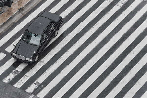 「辺り一面、人、人、人…」横断歩道上への一時停車、やむを得ないときも“違反”になるの？