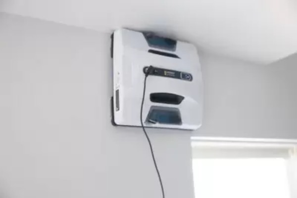 年末に間に合わなくても大丈夫、2023年の窓掃除は「HOBOT R3」で自動化しちゃおう