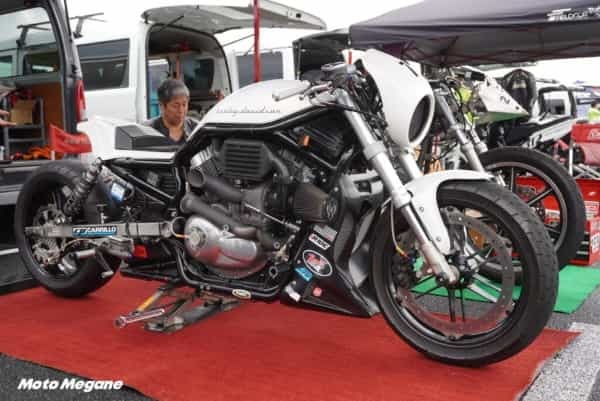 ショベルヘッドのハーレーが190km/hで爆走! ドラッグレースは個性的なマシンがてんこ盛り!
