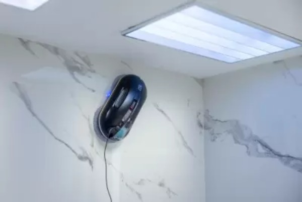 年末に間に合わなくても大丈夫、2023年の窓掃除は「HOBOT R3」で自動化しちゃおう