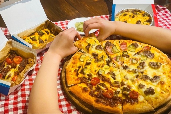 ドミノ・ピザ、バーガーの常識を変える究極のフュージョン！　食べてみよ！一見ピザ。食べるとバーガー。「うまい」と「うまい」の新感覚『バーガーピザ・クワトロ』 1月16日発売！