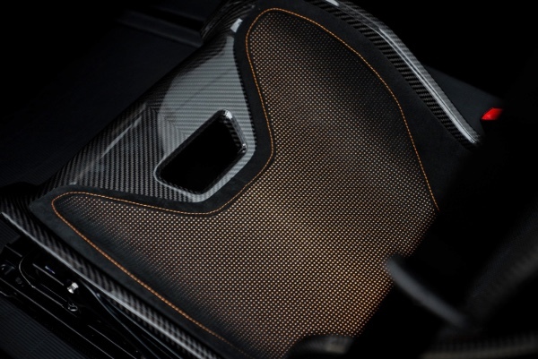 モントレー・カー・ウィーク2023にてアルカンターラ®とジンガーのコラボレーションによる「21Cブラックバードエディション」初公開