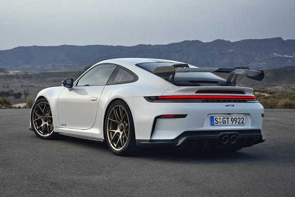 パフォーマンスを強化した改良版ポルシェ911 GT3の予約受注がスタート